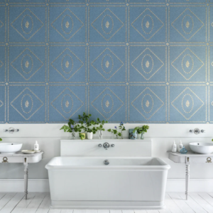 Illustratie van Fornasetti-behang Conchiglie een geometrisch patroon met schelp details in blauw en goud