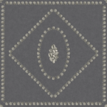 Illustratie van Fornasetti-behang Conchiglie een geometrisch patroon met schelp details in zwarte en zilver