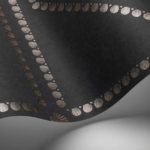 Illustratie van Fornasetti-behang Conchiglie een geometrisch patroon met schelp details in zwarte en zilver