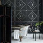 Fornasetti-behang Conchiglie een geometrisch patroon met schelp details in zwarte en zilver in een badkamer