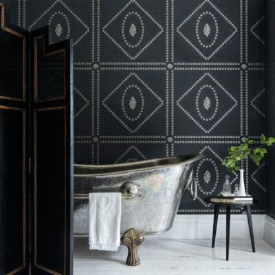 Fornasetti-behang Conchiglie een geometrisch patroon met schelp details in zwarte en zilver in een badkamer