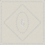 Illustratie van Fornasetti-behang Conchiglie een geometrisch patroon met schelp details in creme en zilver