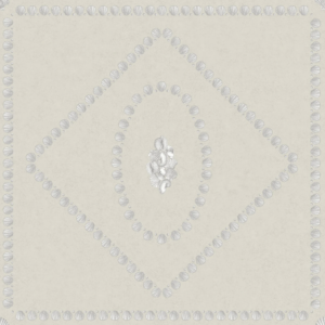 Illustratie van Fornasetti-behang Conchiglie een geometrisch patroon met schelp details in creme en zilver