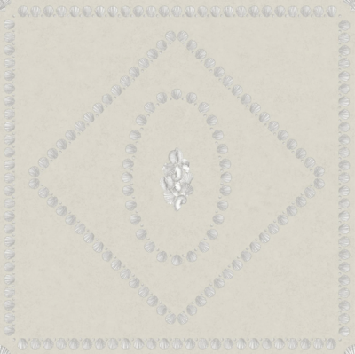 Illustratie van Fornasetti-behang Conchiglie een geometrisch patroon met schelp details in creme en zilver