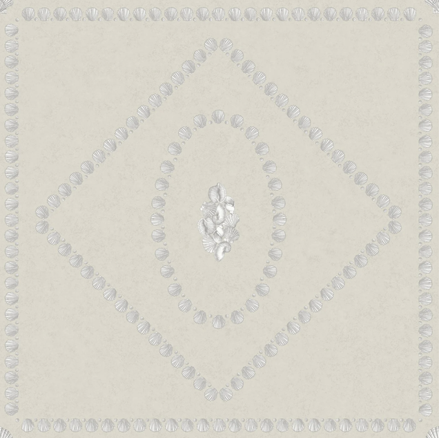 Illustratie van Fornasetti-behang Conchiglie een geometrisch patroon met schelp details in creme en zilver