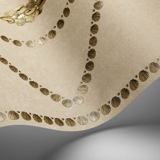 Illustratie van Fornasetti-behang Conchiglie een geometrisch patroon met schelp details in creme en goud