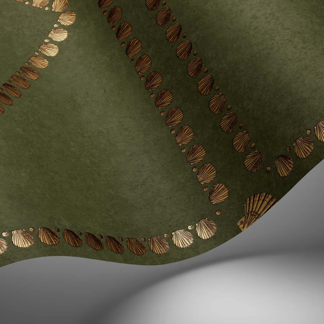 Illustratie van Fornasetti-behang Conchiglie een geometrisch patroon met schelp details in blauw en goud