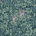 Fornasetti-behang Foglie e Civette met groene bladeren en tekeningen van uilen tussen het gebladerte.
