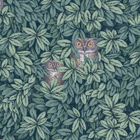 Fornasetti-behang Foglie e Civette met groene bladeren en tekeningen van uilen tussen het gebladerte.