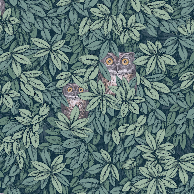 Fornasetti-behang Foglie e Civette met groene bladeren en tekeningen van uilen tussen het gebladerte.