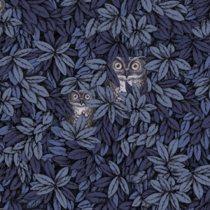 Fornasetti-behang Foglie e Civette met zwarte bladeren en tekeningen van uilen tussen het gebladerte.