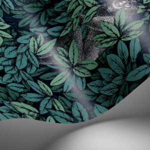Fornasetti-behang Foglie e Scimmie met groene bladeren en tekeningen van aapjes tussen het gebladerte.