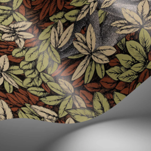 Fornasetti-behang Foglie e Scimmie met groene bladeren en tekeningen van aapjes tussen het gebladerte, oranje ondergrond