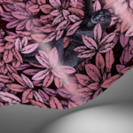 Fornasetti-behang Foglie e Scimmie met roze bladeren en tekeningen van aapjes tussen het gebladerte.