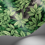 Fornasetti-behang Foglie e Scimmie met groene bladeren en tekeningen van aapjes tussen het gebladerte.