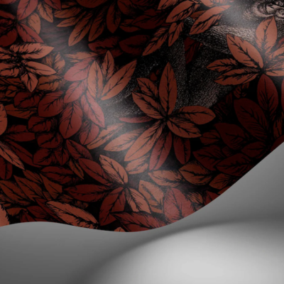 Fornasetti-behang Foglie e Scimmie met oranje herft bladeren en tekeningen van aapjes tussen het gebladerte.