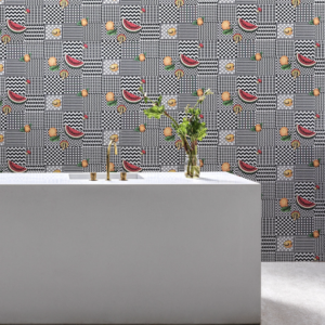 toepassing op de muur van Fornasetti-geometrisch behang Frutta e Geometrico met fruit in multi-color