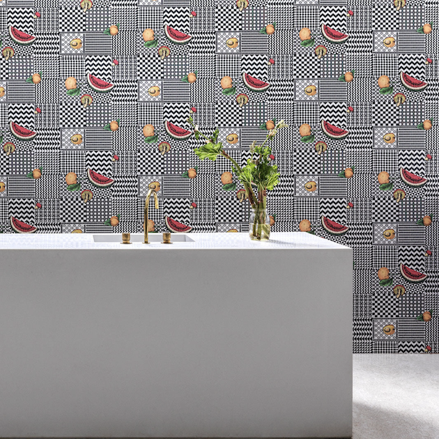 toepassing op de muur van Fornasetti-geometrisch behang Frutta e Geometrico met fruit in multi-color