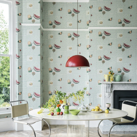 woonkamer muur van Fornasetti-geometrisch behang Frutta e Geometrico met fruit in pastel kleuren