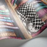 Fornasetti-behang met een rijk gevulde boekenkast met boeken en glaswerk