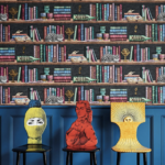 Fornasetti-behang met een kleurrijk gevulde boekenkast met boeken en glaswerk