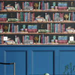 Fornasetti-behang met een rijk gevulde boekenkast met boeken en glaswerk