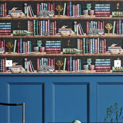 Fornasetti-behang met een rijk gevulde boekenkast met boeken en glaswerk