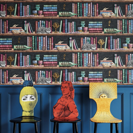 Fornasetti-behang met een kleurrijk gevulde boekenkast met boeken en glaswerk