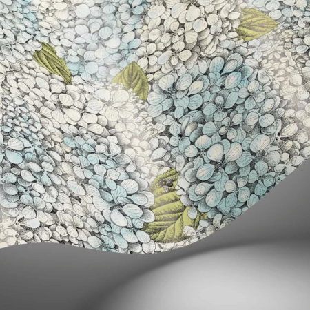 Illustratie van Fornasetti-behang Ortensia met een gedetailleerde tekening van de Ortensia bloemen in pastel kleuren