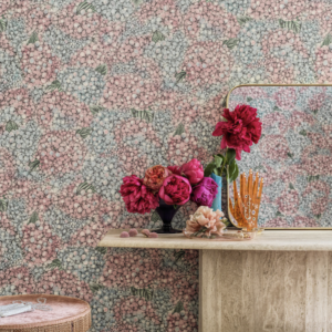 woonkamer met Fornasetti-behang Ortensia met een gedetailleerde tekening van de Ortensia bloemen in pastel kleuren