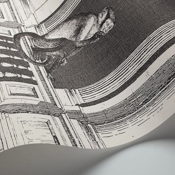 Detail van een illustratie van het Fornasetti-behang ' Procuratie e Scimmie met aapjes die langs de pilaren van een venetiaans gebouw lopen