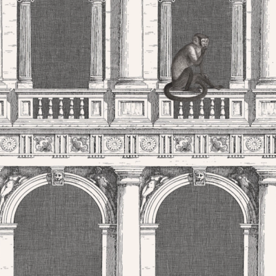 Zwarte illustratie van het Fornasetti-behang ' Procuratie e Scimmie met aapjes die langs de pilaren van een venetiaans gebouw lopen