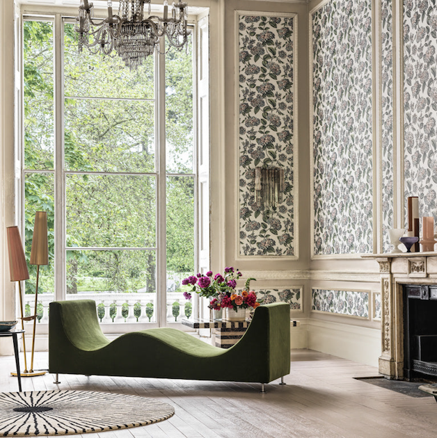 woonkamer met het Fornasetti-behang Ramo di Ortensia met meerkleurige hortensia bloemen op een lichte achtergrond