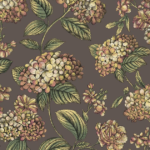 Illustratie van Fornasetti-behang Ramo di Ortensia met meerkleurige hortensia bloemen op een bruine achtergrond