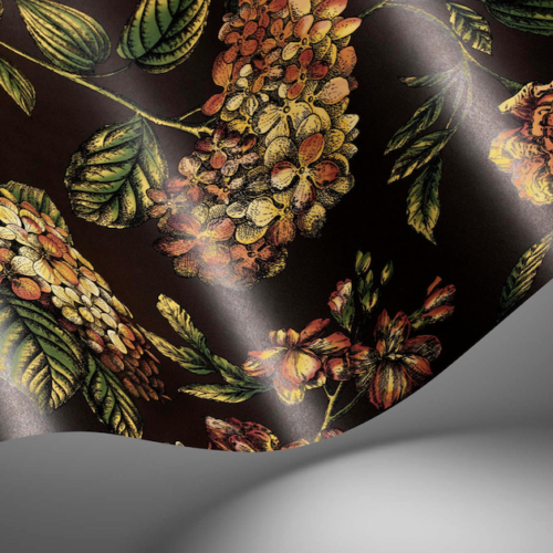 Illustratie van Fornasetti-behang Ramo di Ortensia met meerkleurige hortensia bloemen op een bruine achtergrond