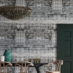 Eetkamer met de illustratie van het Fornasetti-behang Riflesso met een surrealistische weergave van het barokke Rome