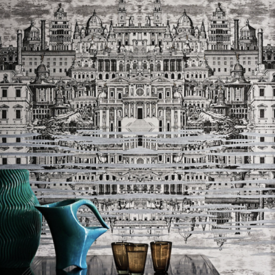 Eetkamer met de illustratie van het Fornasetti-behang Riflesso met een surrealistische weergave van het barokke Rome