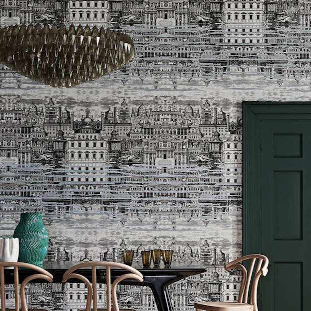 Eetkamer met de illustratie van het Fornasetti-behang Riflesso met een surrealistische weergave van het barokke Rome