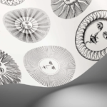 Detail van Fornasetti-behang Soli met zonnetjes in zwart wit