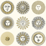 Illustratie van Fornasetti-behang Soli met zonnetjes in goud en creme kleur