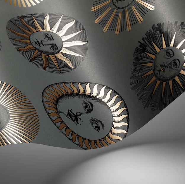 Illustratie van Fornasetti-behang Soli met zonnetjes in zwart en goud