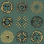 Illustratie van het Fornasetti-behang Soli met zonnetjes in groen en goud in een woonkamer