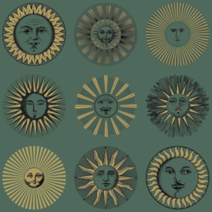 Illustratie van het Fornasetti-behang Soli met zonnetjes in groen en goud in een woonkamer