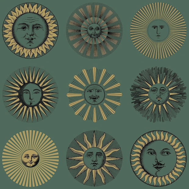 Illustratie van het Fornasetti-behang Soli met zonnetjes in groen en goud in een woonkamer