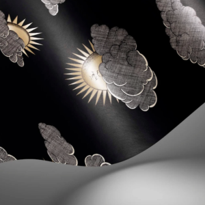detail van een Illustratie van Fornasetti-behang Soli e Novole met zonnetjes achter de wolken in zwart en goud