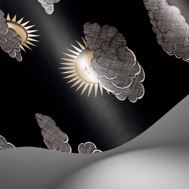 detail van een Illustratie van Fornasetti-behang Soli e Novole met zonnetjes achter de wolken in zwart en goud
