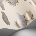 detail van een Illustratie van Fornasetti-behang Soli e Novole met zonnetjes achter de wolken in beige en goud