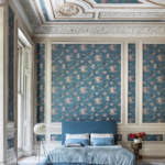 Toepassing van Fornasetti-behang Soli e Novole met zonnetjes achter de wolken in een slaapkamer