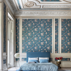 Toepassing van Fornasetti-behang Soli e Novole met zonnetjes achter de wolken in een slaapkamer