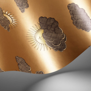 detail van een Illustratie van Fornasetti-behang Soli e Novole met zonnetjes achter de wolken in goud